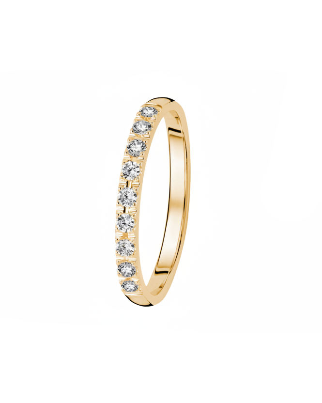 Kohinoor diamantring i guld, där nio klara labbodlade diamanter är infattade i en rak rad på en skena i gult guld.