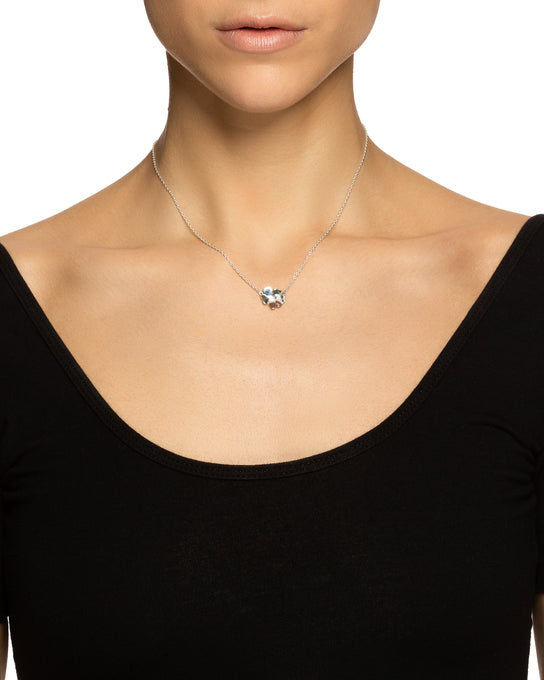 Efva Attling Violet 10-100-01438 halsband runt halsen: halsbandet når precis över SC-leden