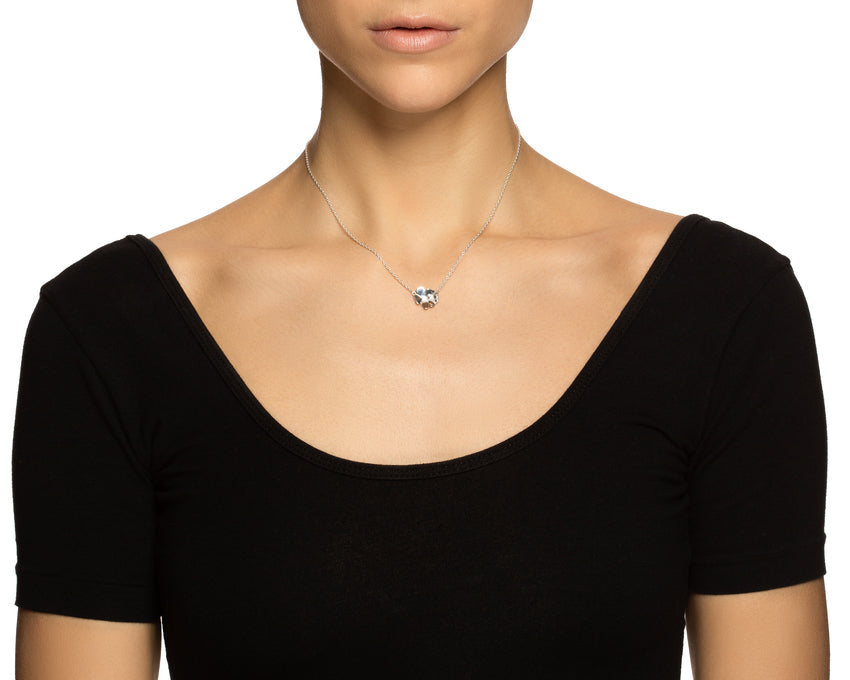 Efva Attling Violet 10-100-01438 halsband runt halsen: halsbandet når precis över SC-leden