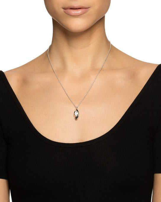Efva Attling Reflections 11-100-01289 hängsmycke runt halsen: smycket har en tunn silverkedja av medellängd. Hänget sätter sig på den övre delen av bröstet