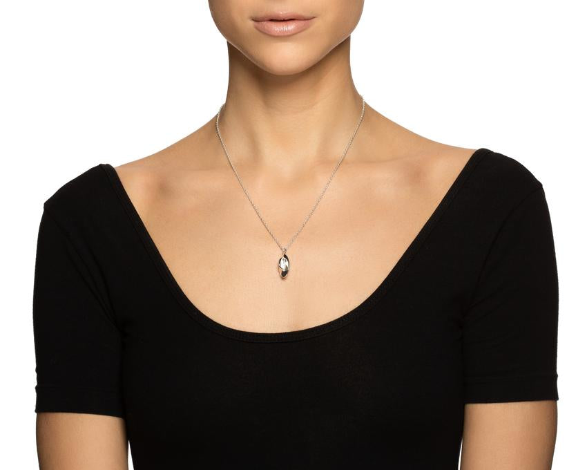 Efva Attling Reflections 11-100-01289 hängsmycke runt halsen: smycket har en tunn silverkedja av medellängd. Hänget sätter sig på den övre delen av bröstet