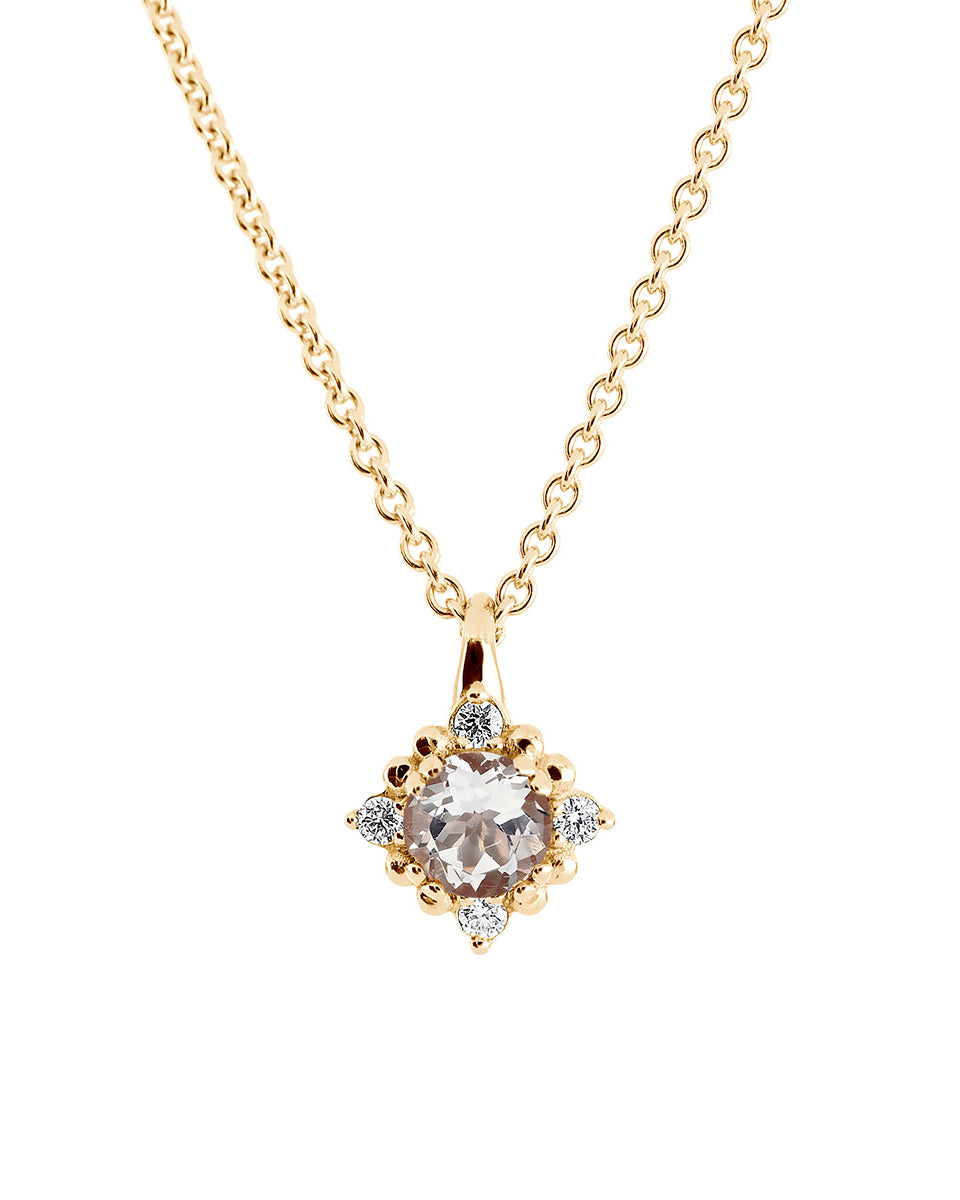 Kohinoor Celeste 123-440MO-04 hängsmycke är tillverkat av 14 karats gult guld. Dess design representerar den klassiska "halo"-stilen, där diamanter omger huvudstenen. Huvudstenen i detta hänge är 4 mm rosa morganit omgiven av fyra 0,01 karats SI-kvalitetsdiamanter.