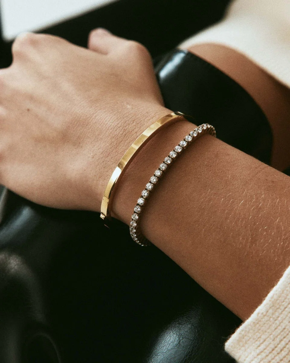 Kullattu Edblad Fave Bangle Gold L -ranrengas 125920 mallin ranteessa yhdisteltynä toiseen rannekoruun