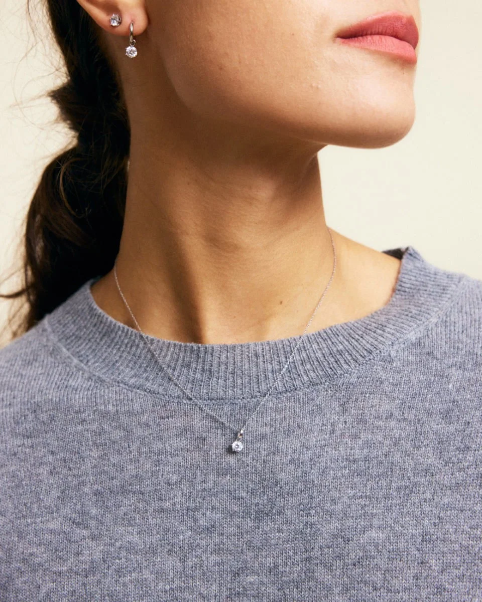 Edblad Crown Silver 126877 zirkoniahalsband på modellen