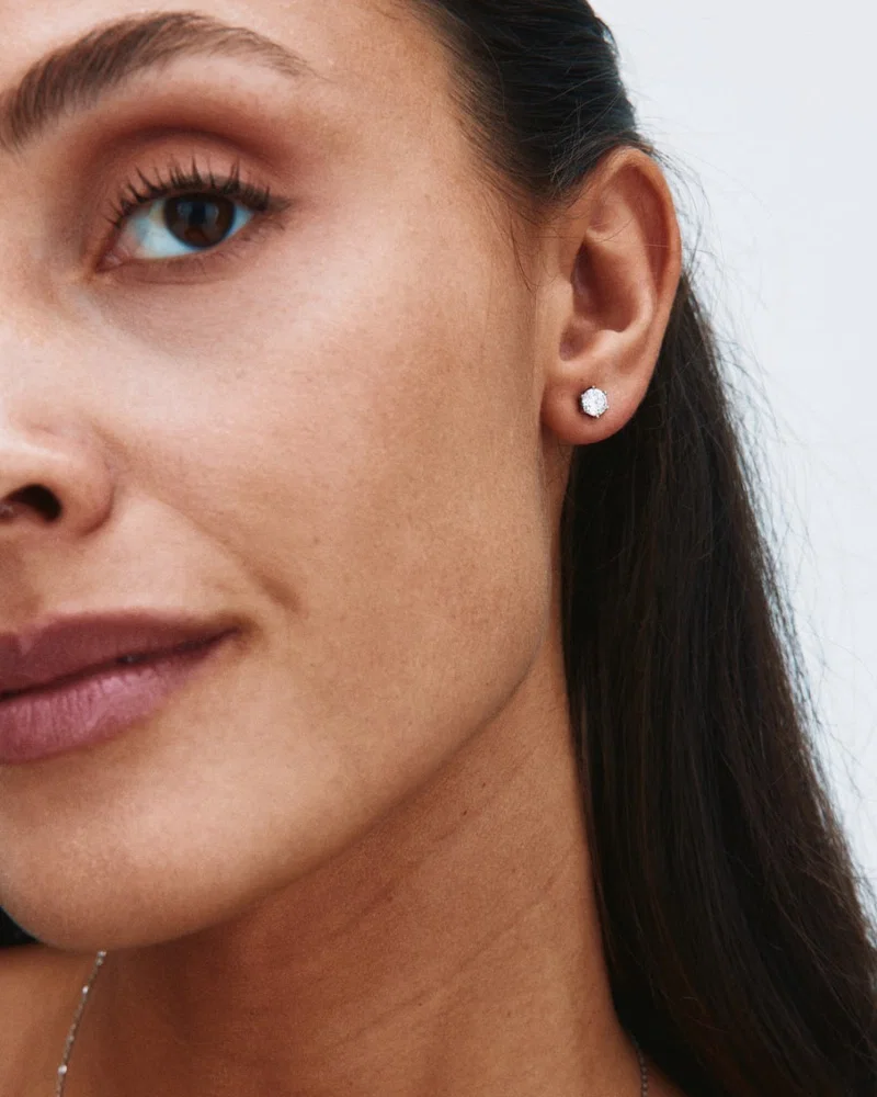 Edblad Crown Studs Silver -zirkoniakorvakoru 127194 mallin korvassa lähikuvassa