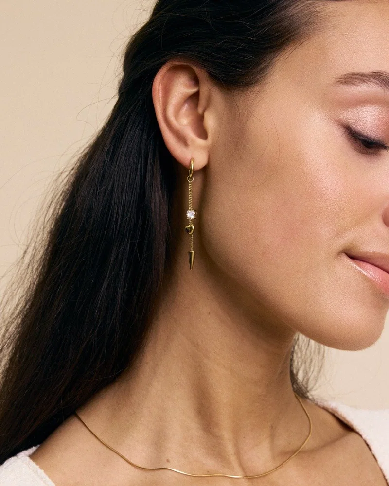 Guldpläterade Edblad Peak Hoops Multi Heart Gold örhängen 127223 på modellen