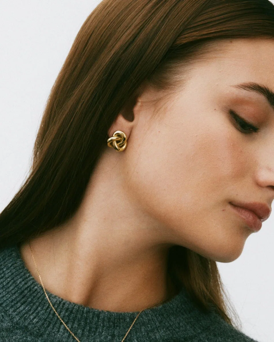 Guldpläterade Edblad Infinity Knot Studs L Gold knutörhängen 129855 på modellen