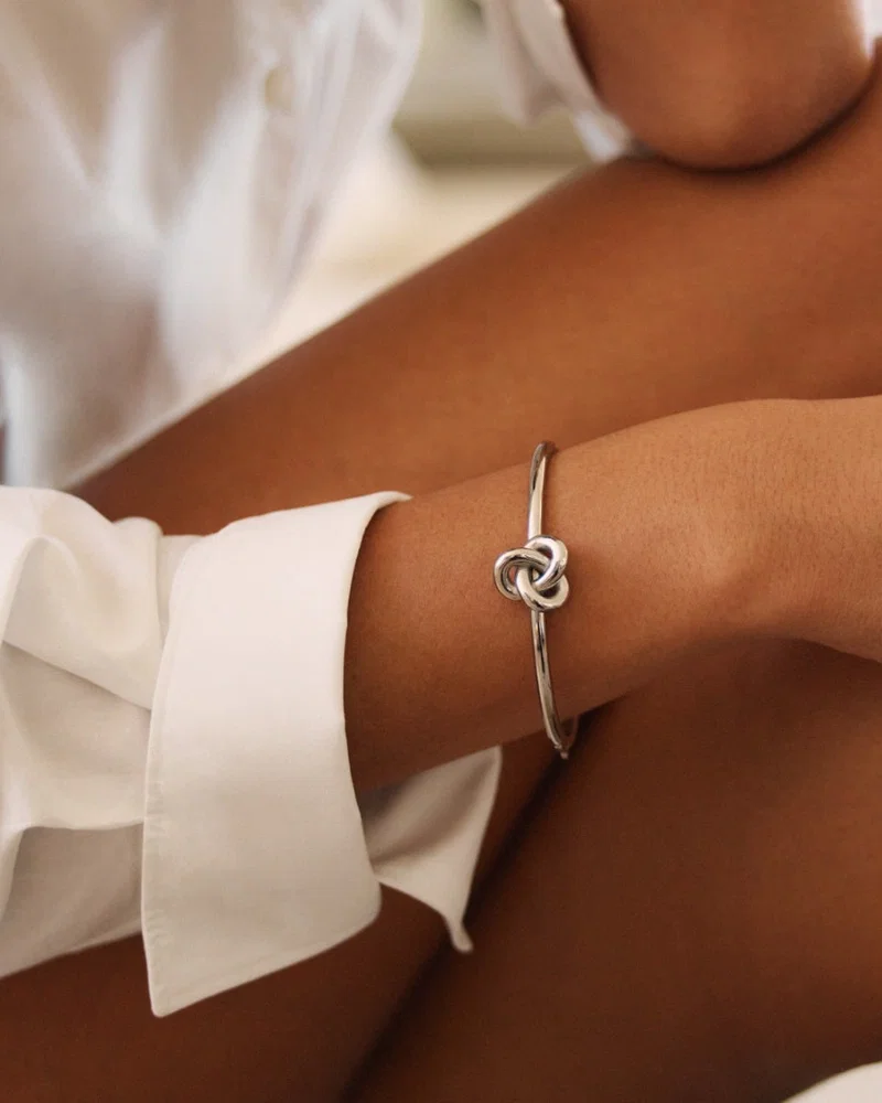 Teräksinen Edblad Infinity Knot Bangle Silver -rannerengas L 129918 mallin ranteessa