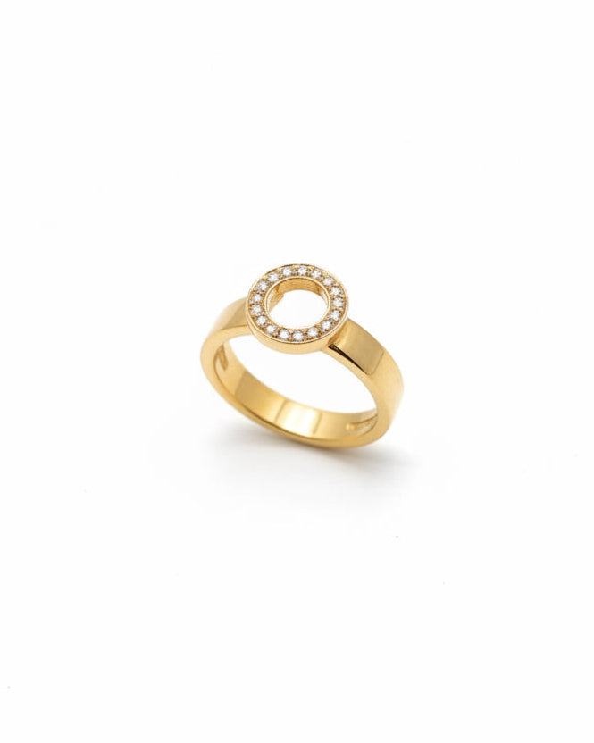 Efva Attling Ring On Ring guldring fotograferad i vinkel, som visar den 4,5 mm breda flacka skenan och den upphöjda diamantcirkeln.