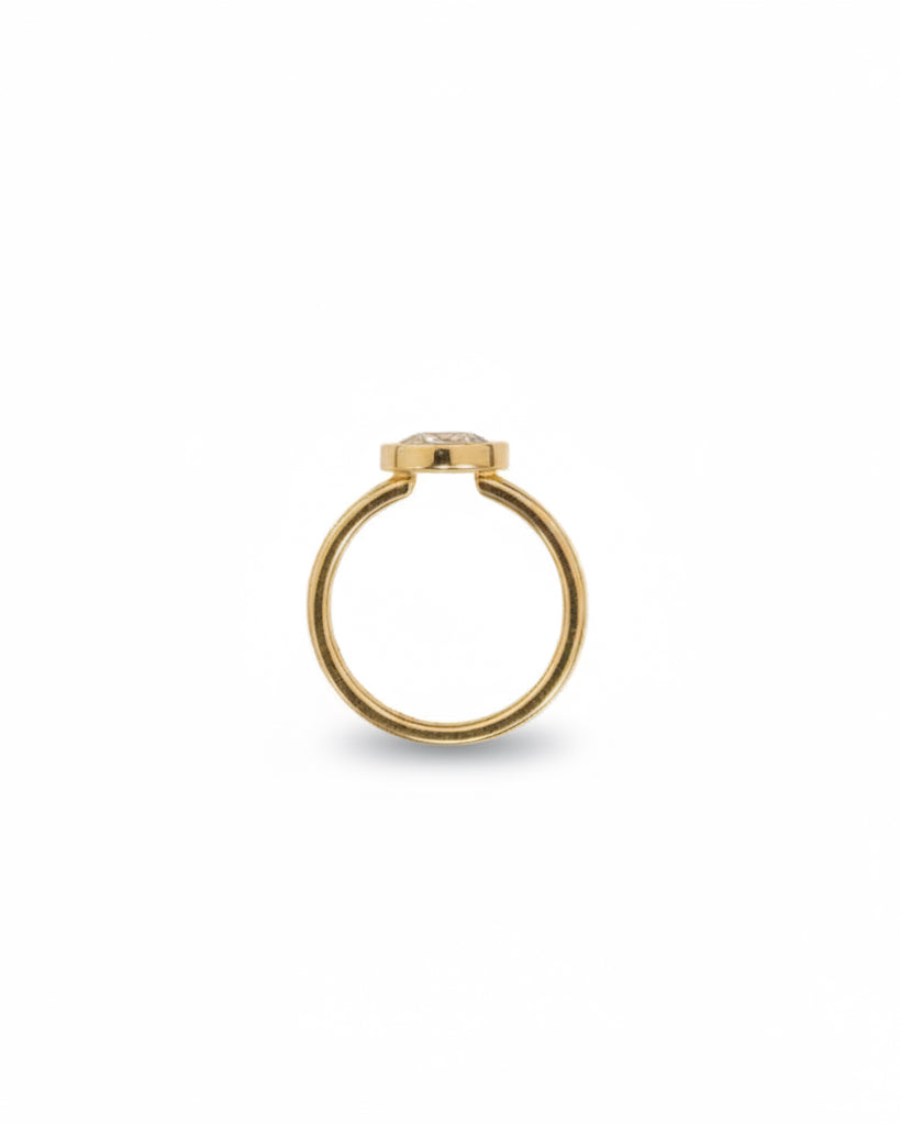 Efva Attling Ring On Ring diamantring i profil, som visar ringens raka form och den upphöjda infattningens struktur.