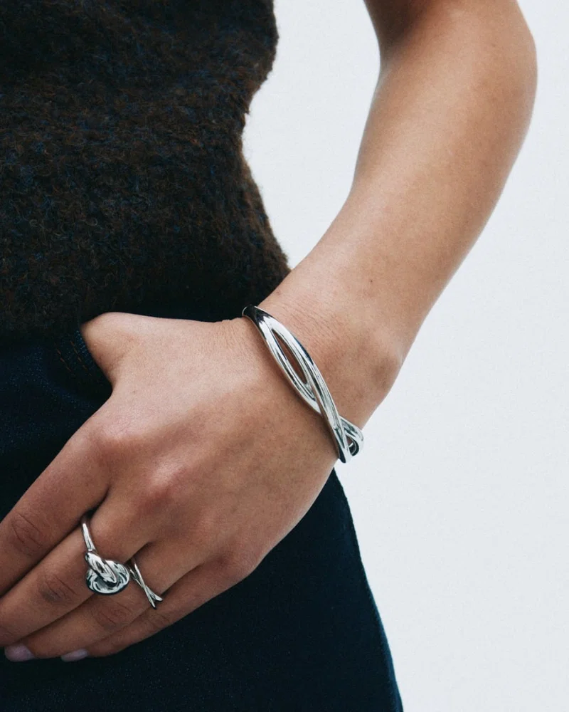 Teräksinen Edblad Nouveau Bangle Steel 131923 -rannerengas mallin ranteessa