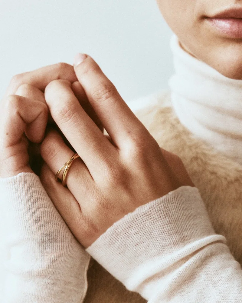 Guldpläterad Edblad Nouveau S Gold ring på modellens finger