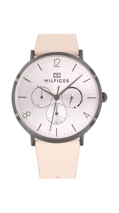 Tommy Hilfiger Jenna TH1782034 damklocka har en rund, rosa urtavla med datum-, veckodag- och 12/24h-visning samt svarta index och visare. Boetten är svart. Remmen år en rosa läderrem utan sömmar.