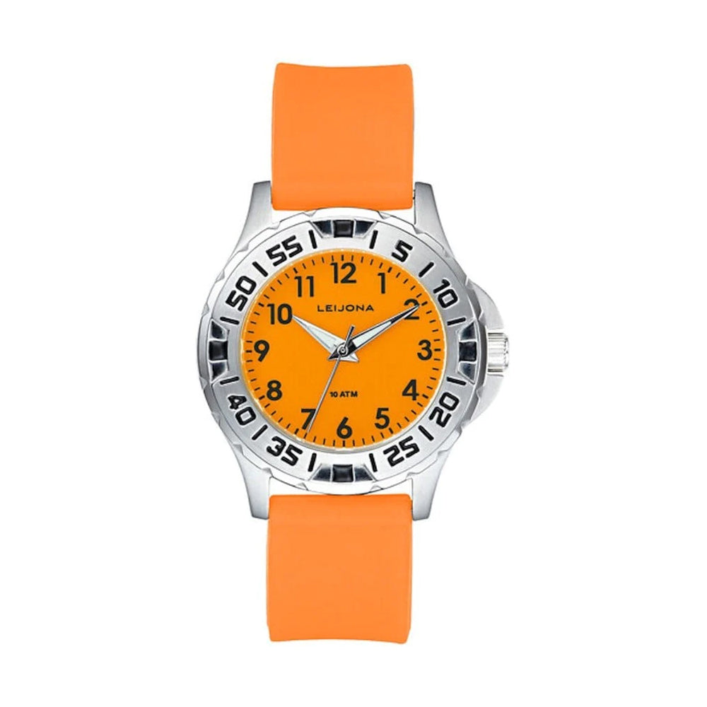 Leijona Junior Sport Nautic 5223-919 barnklocka har en rund, orange urtavla med svarta numeriska index. Ramen är silverfärgad med minutmarkeringar. Boetten är silverfärgad och remmen är orange.
