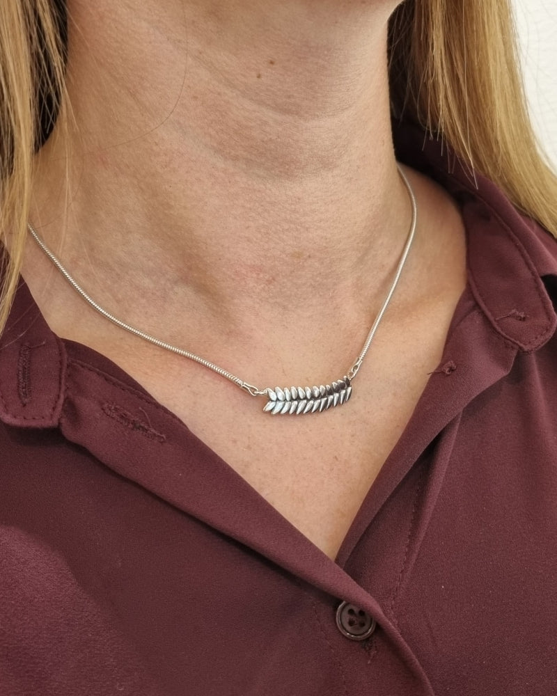 Guldviva Råg halsband runt halsen: halsbandet sträcker sig över SC-leden.