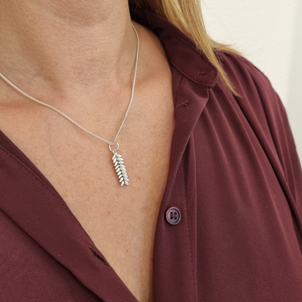 Guldviva Råg XS halsband runt halsen: halsbandet sträcker sig över bröstet.