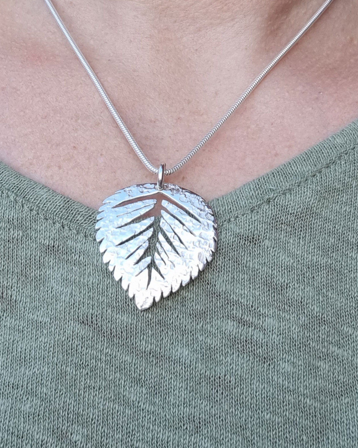 Guldviva Björk halsband runt halsen: halsbandet sträcker sig över SC-leden.