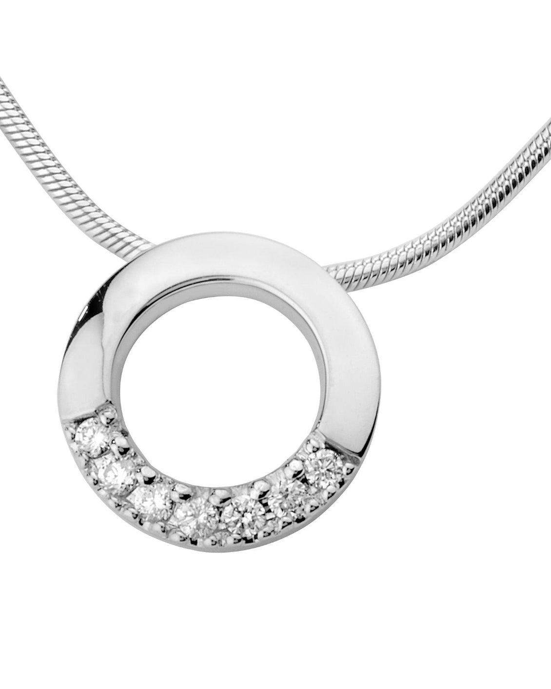Kohinoor Estelle 213-216V-07 diamanthängsmycke har en 42 cm lång ormkedja med ett robust papegojlås. Hänget är format till en elegant cirkel med vackert infattade diamanter.