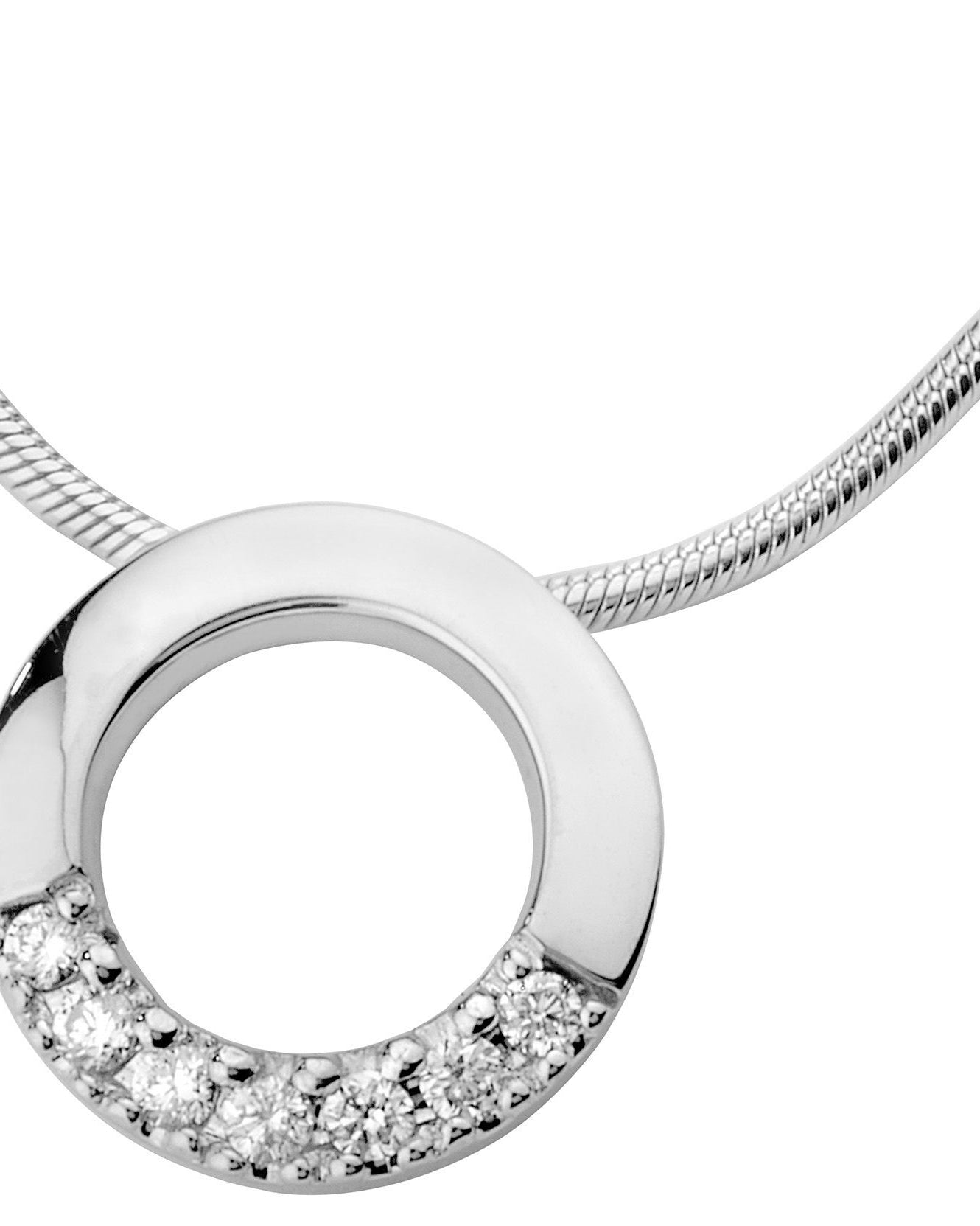 Kohinoor Estelle 213-216V-07 diamanthängsmycke har en 42 cm lång ormkedja med ett robust papegojlås. Hänget är format till en elegant cirkel med vackert infattade diamanter.