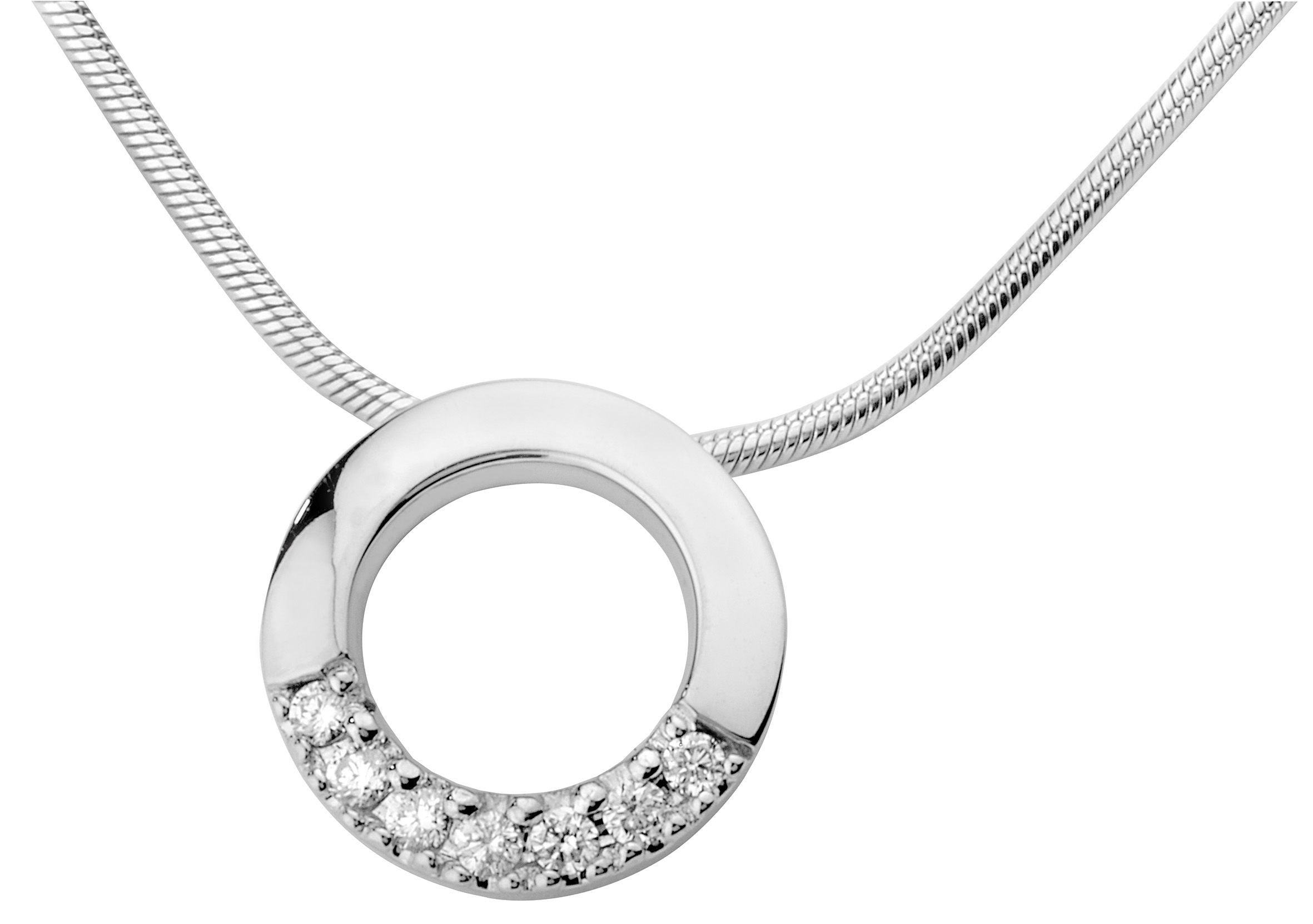 Kohinoor Estelle 213-216V-07 diamanthängsmycke har en 42 cm lång ormkedja med ett robust papegojlås. Hänget är format till en elegant cirkel med vackert infattade diamanter.