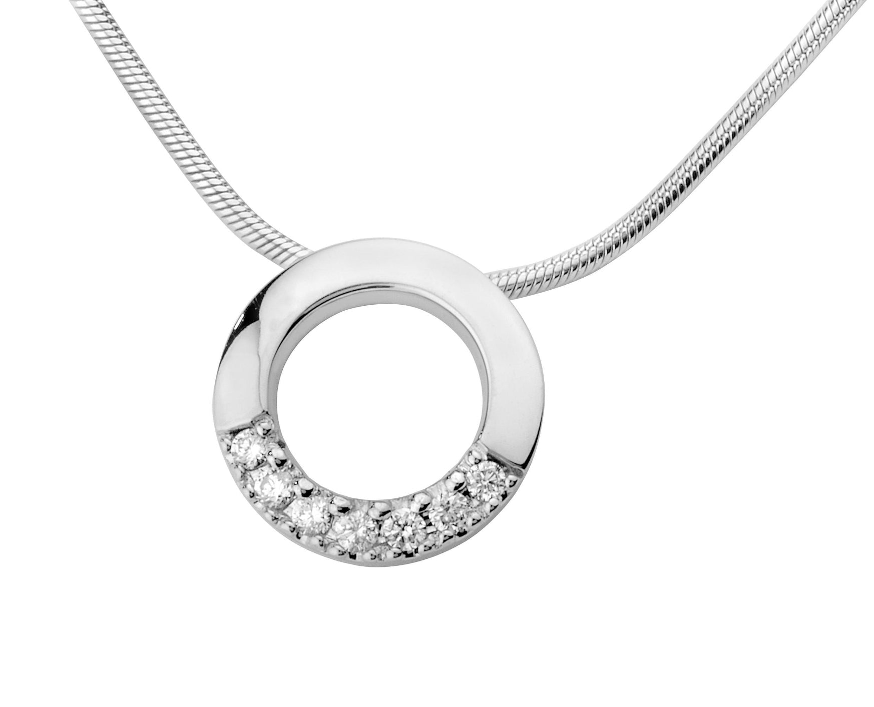 Kohinoor Estelle 213-216V-07 diamanthängsmycke har en 42 cm lång ormkedja med ett robust papegojlås. Hänget är format till en elegant cirkel med vackert infattade diamanter.