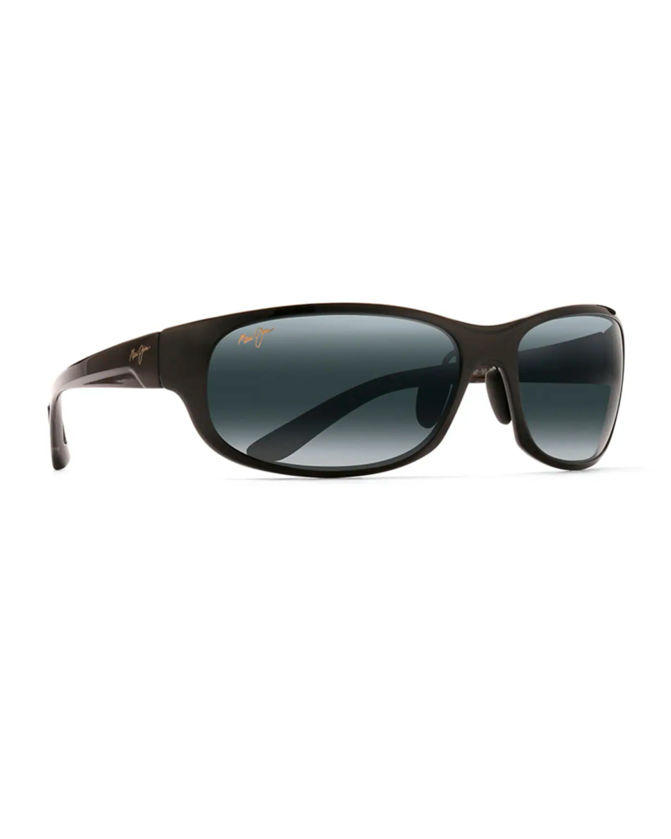 Maui Jim Twin Falls Gloss Black Fade -aurinkolasit etuviistosta kuvattuna. Pehmeän suorakaiteen muotoinen runko, joustavat Grilamid-aisat ja säädettävät Rabalon-nenätyynyt.