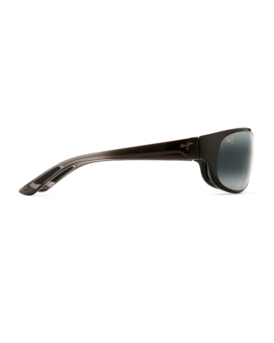 Profiilikuva Maui Jim Twin Falls -aurinkolaseista sivulta katsottuna. Kevyt ja virtaviivainen musta sanka, jossa näkyy tyylikäs, kullanvärinen Maui Jim -logokirjoitus.
