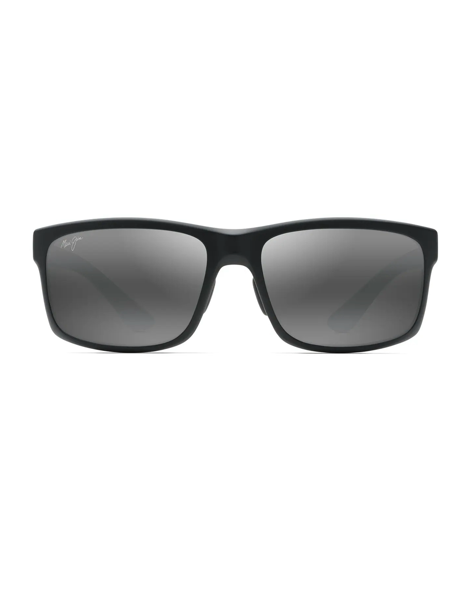 Klassiset ja urheilulliset Maui Jim Pokowai Arch -aurinkolasit suoraan edestä kuvattuna. Mattamusta Grilamid-runko ja tummanharmaat Neutral Grey -linssit.