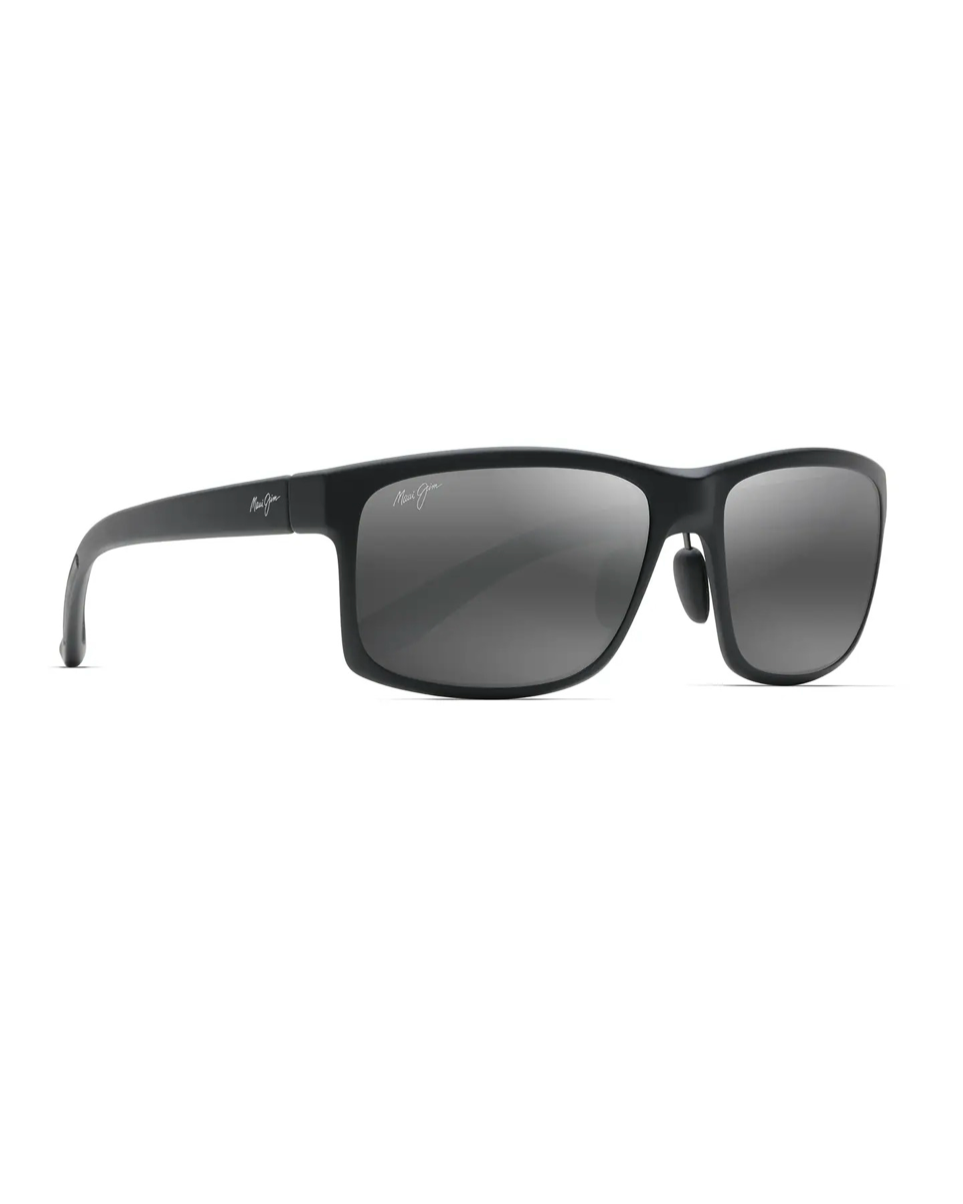 Maui Jim Pokowai Arch Black Matte -aurinkolasit etuviistosta. Kevyt suorakaiteen muotoinen kokokehys, perinteiset saranat ja säädettävät nenätyynyt.