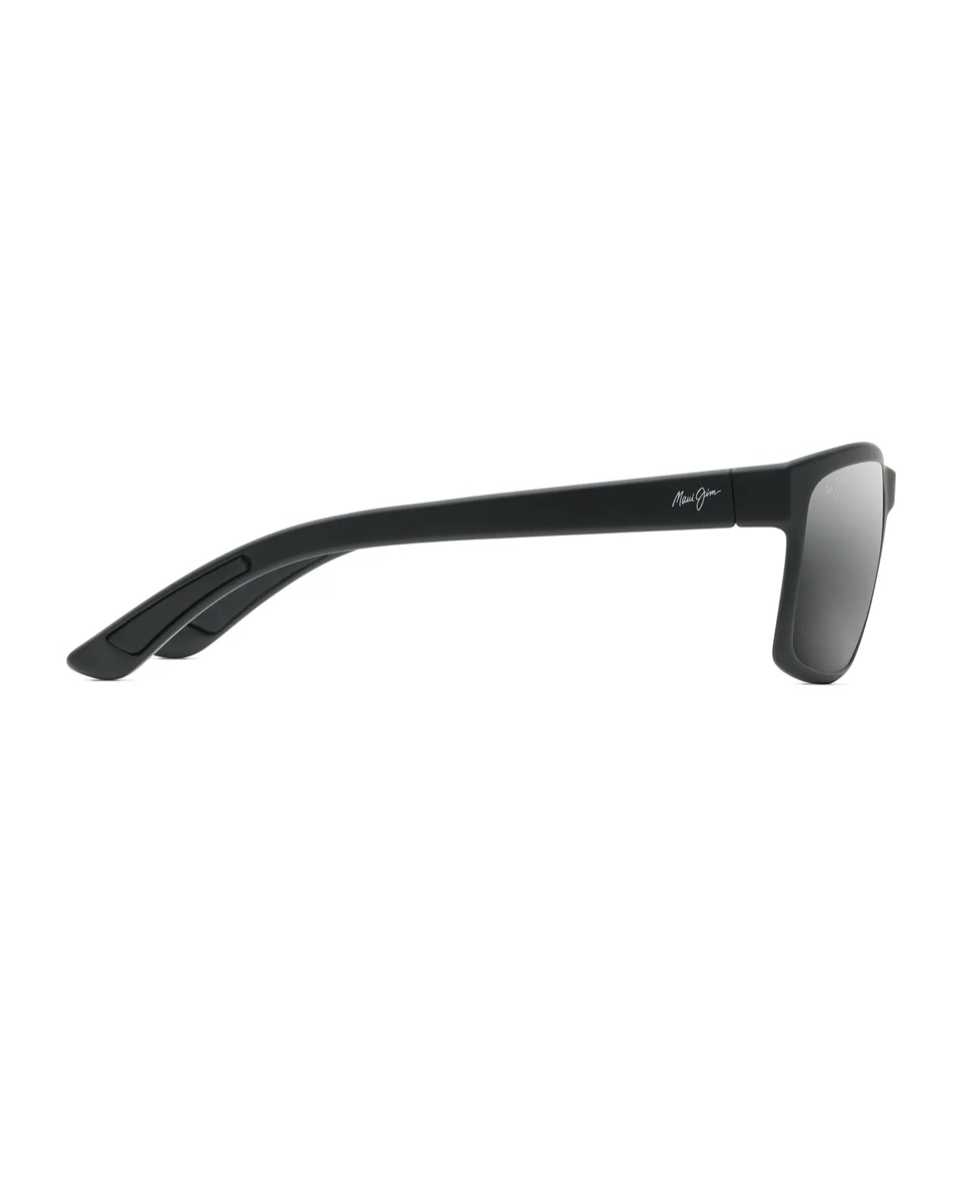 Profiilikuva Maui Jim Pokowai Arch -aurinkolaseista sivulta katsottuna. Virtaviivainen, siro ja mattapintainen musta sanka, jossa on hillitty metallinen Maui Jim -logoteksti.