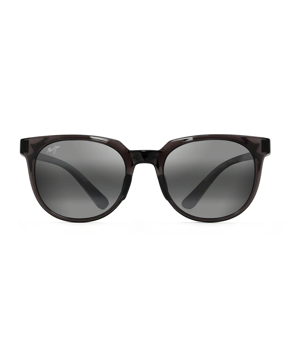Pyöreähköt Maui Jim Wailua -aurinkolasit suoraan edestä kuvattuna. Läpikuultavan harmaat Translucent Grey -kehykset ja tummanharmaat Neutral Grey -linssit hienoisella peilipinnalla.