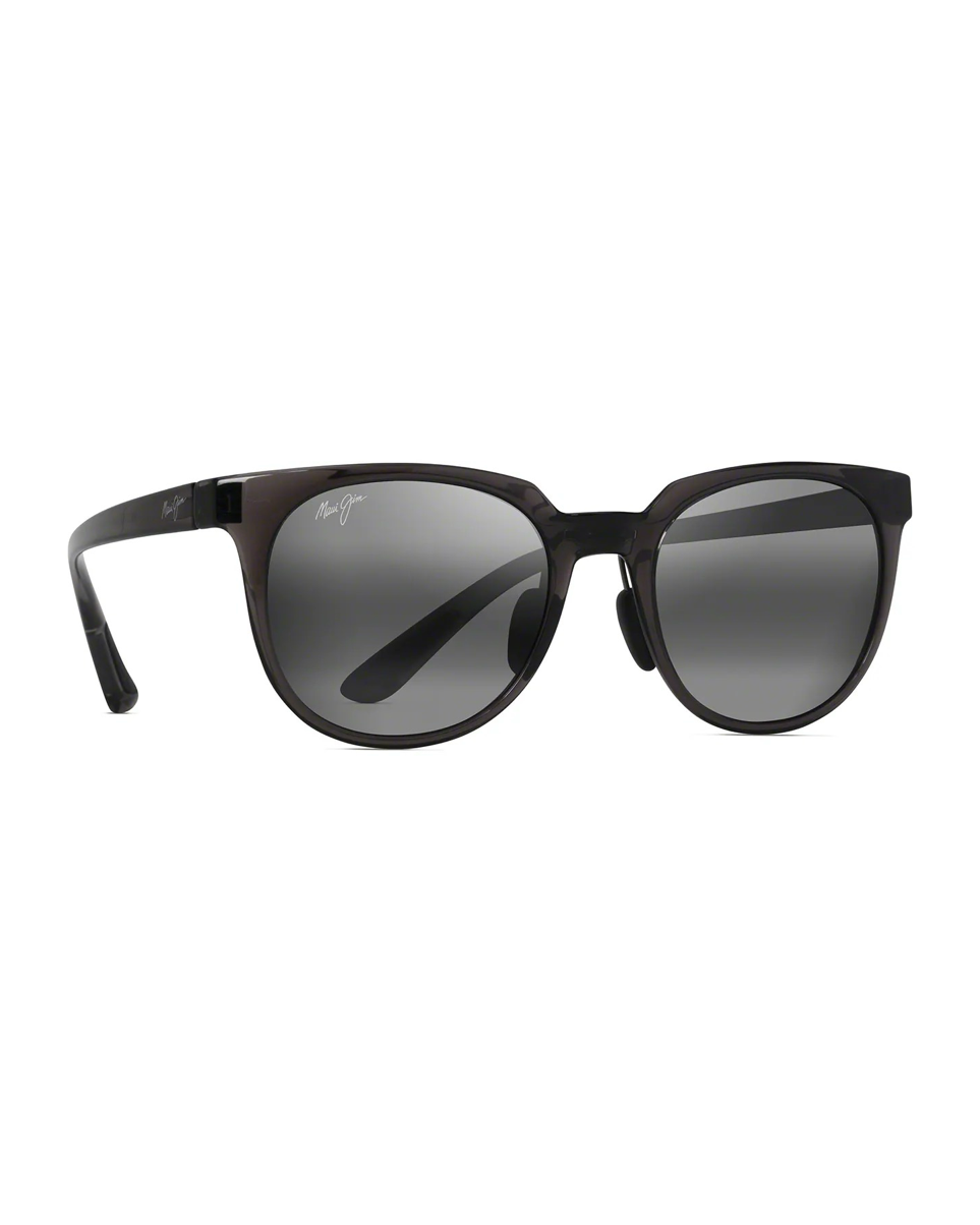 Maui Jim Wailua Translucent Grey -aurinkolasit etuviistosta kuvattuna. Klassinen pyöreä muotoilu, säädettävät kumiset nenätyynyt ja aisassa näkyvä Maui Jim -logo.