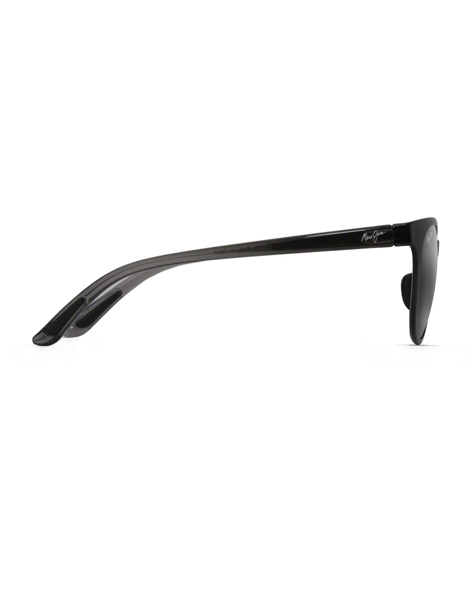 Profiilikuva Maui Jim Wailua -aurinkolaseista sivulta katsottuna. Erittäin kapea ja kevyt läpikuultavan harmaa nailonaisa, joka kaartuu kevyesti korvan taakse.