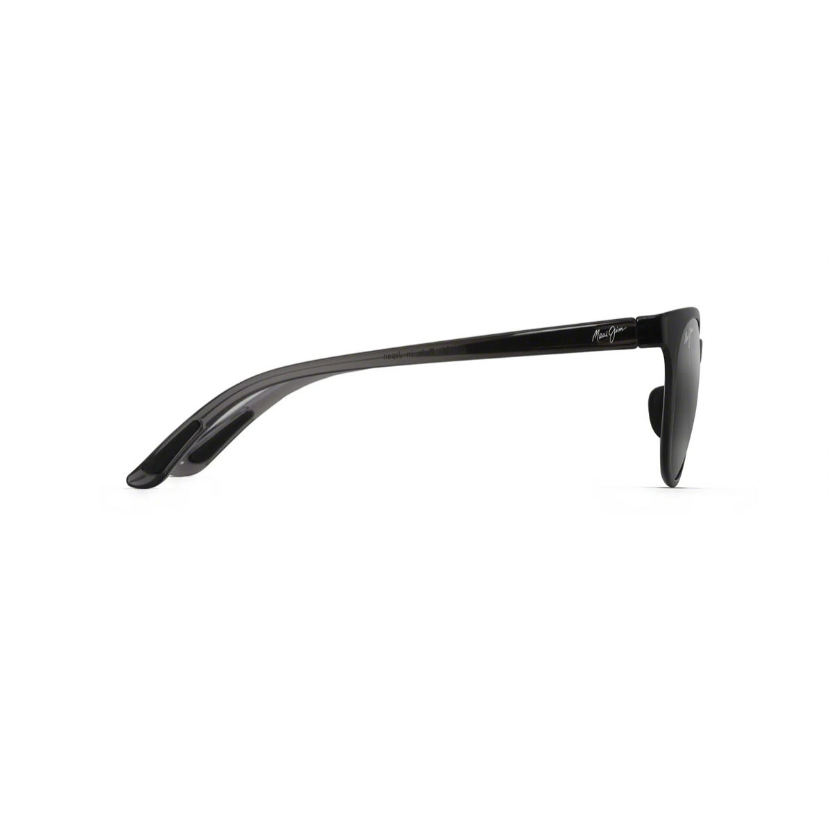 Profiilikuva Maui Jim Wailua -aurinkolaseista sivulta katsottuna. Erittäin kapea ja kevyt läpikuultavan harmaa nailonaisa, joka kaartuu kevyesti korvan taakse.