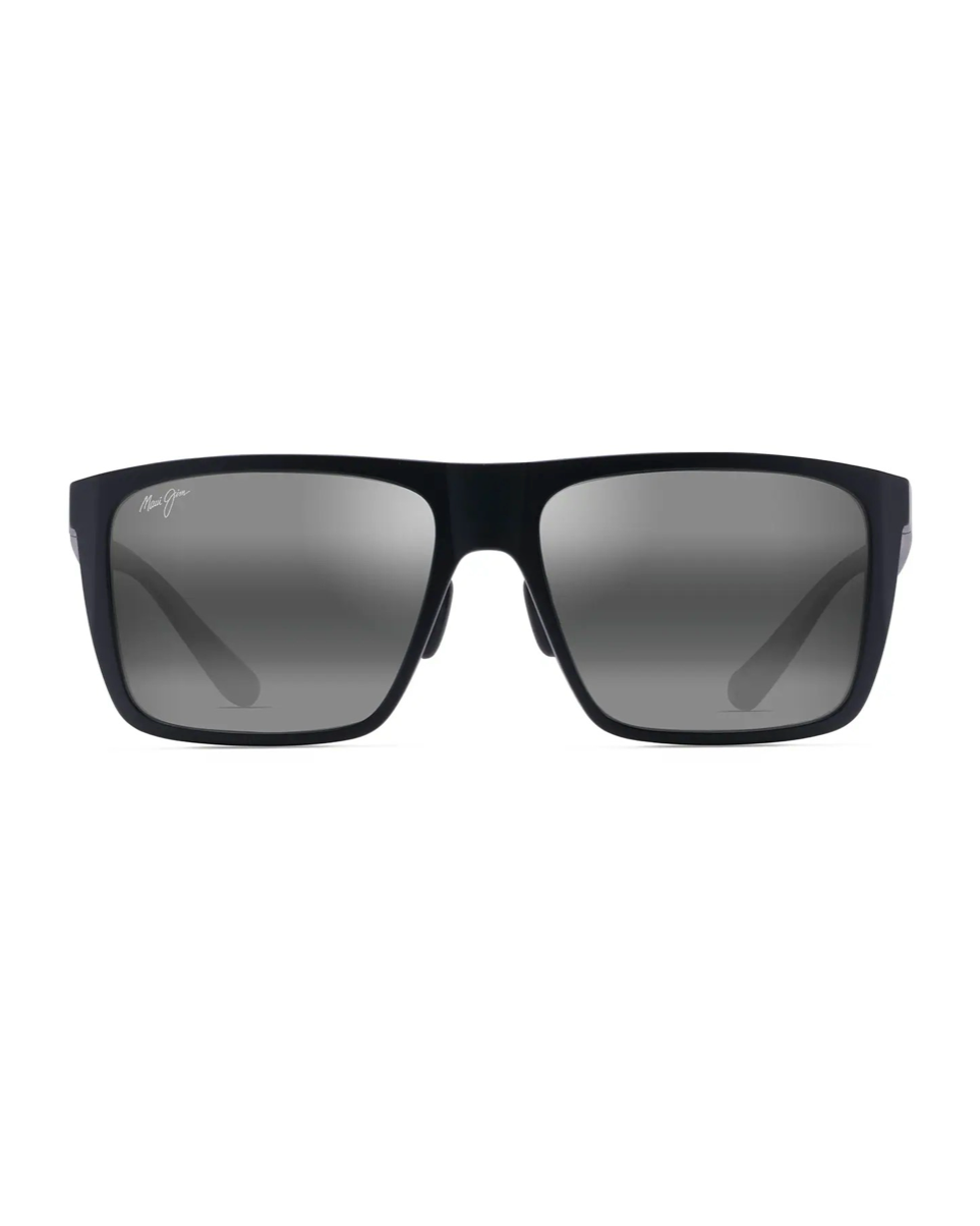 Modernit ja raamit miesten Maui Jim Honokalani -aurinkolasit suoraan edestä. Mattamusta nailonrunko, suora flat-top-ylälinja ja tummanharmaat Neutral Grey -linssit.
