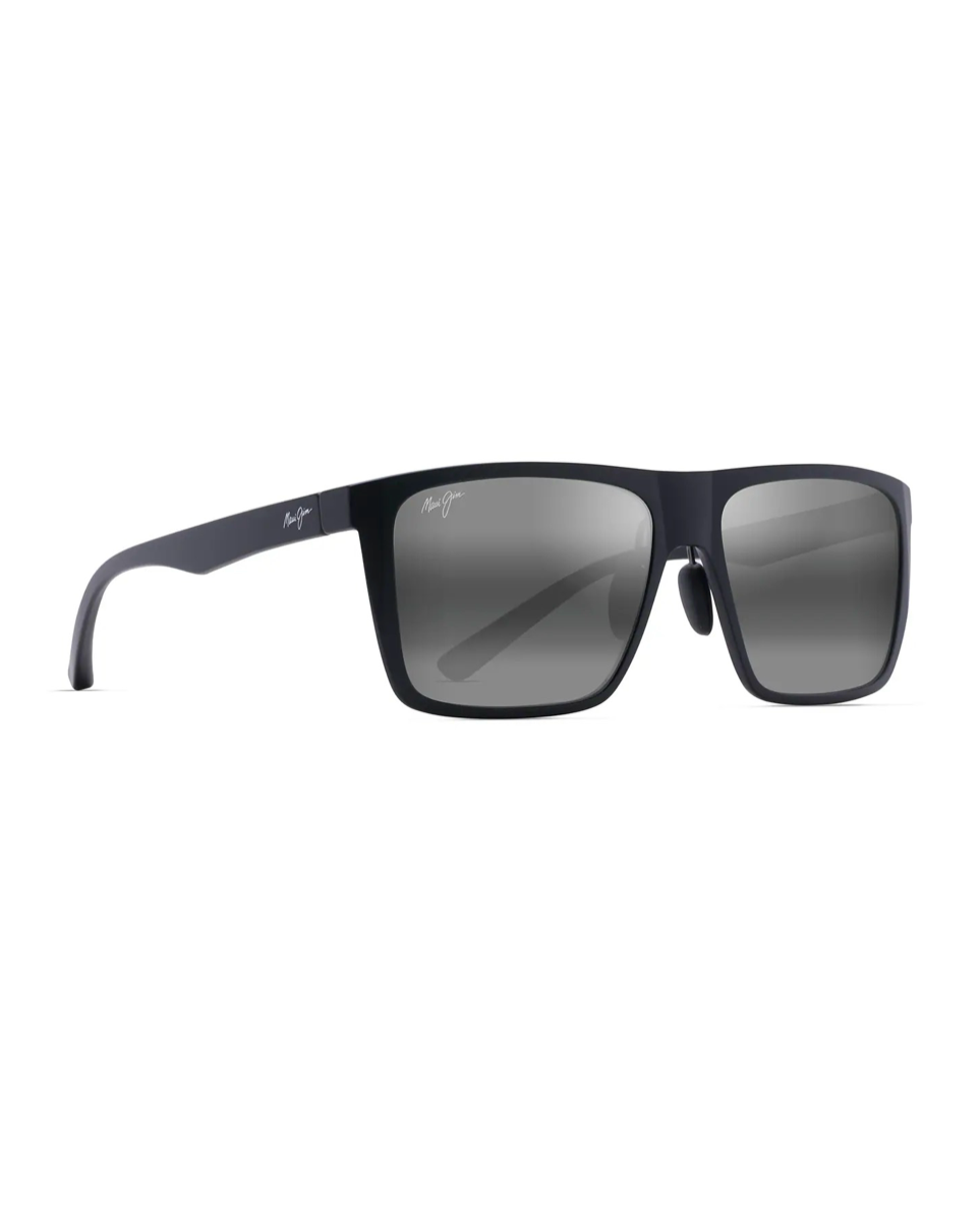 Maui Jim Honokalani Matte Black -aurinkolasit kuvattuna etuviistosta. Neliömäinen PureAir-runko, viistetyt kulmat ja säädettävät kumiset nenätyynyt.