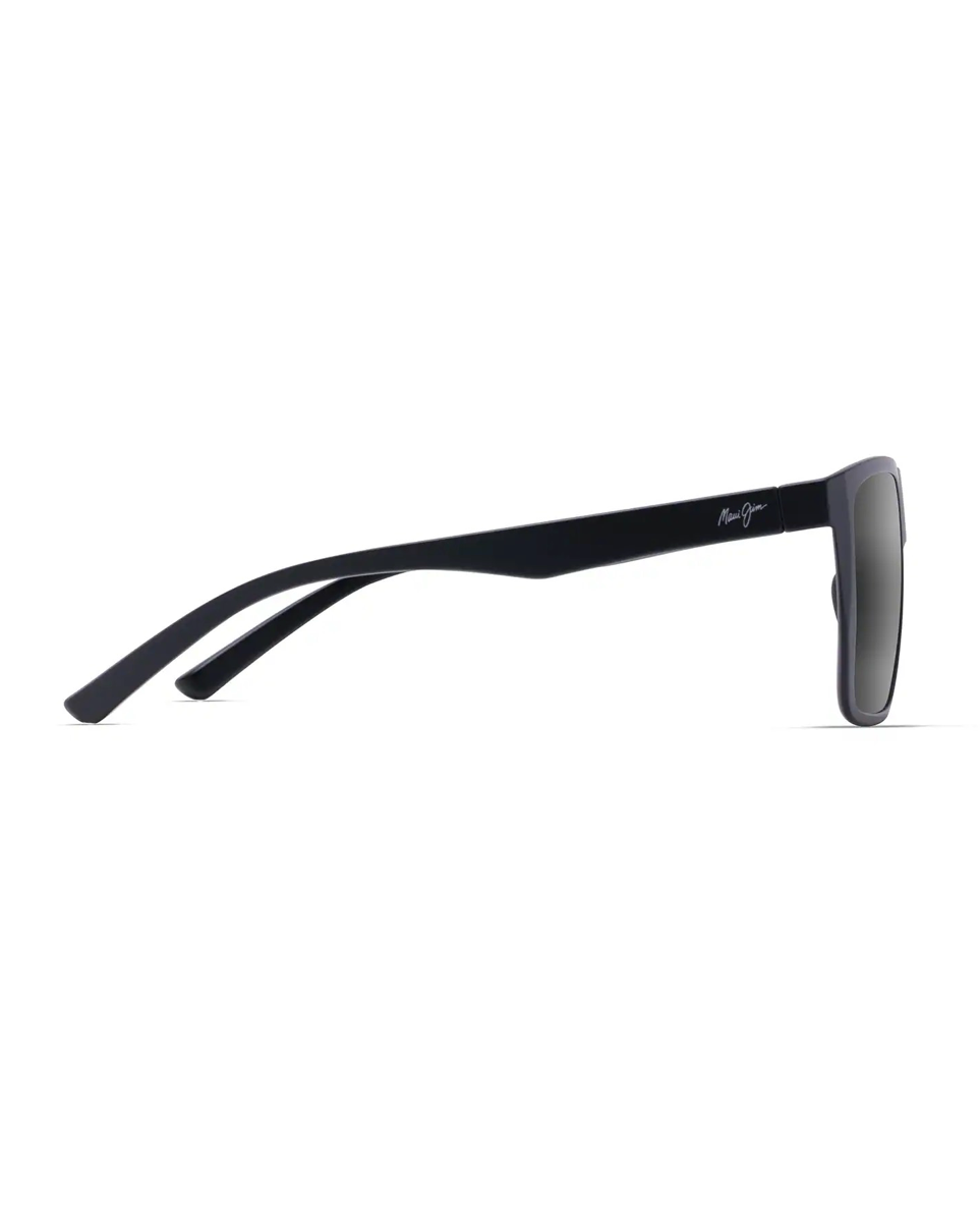 Profiilikuva miesten Maui Jim Honokalani -aurinkolaseista sivulta katsottuna. Linjakas ja sporttinen mattamusta aisa, jossa on tyylikäs, sulautettu muotoilu.