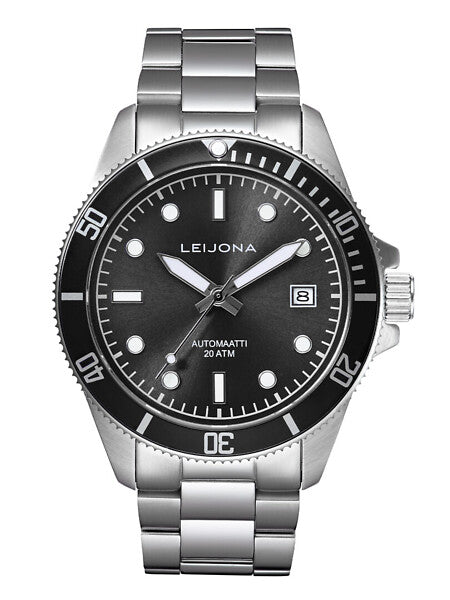 Leijona Järwi Wetsuit Black 5012-2551 herrklocka har en rund, svart urtavla med datumvisning och självlysande index och visare. Ramen är svart med vita minutmarkeringar. Boetten och remmen är silverfärgade.