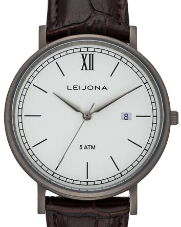 Leijona Classic Rokua 5088-1905 herrklocka har en rund vit urtavla med gråa index och visare. Ramen är också grå. Remmen är en brun läderrem med sömmar.