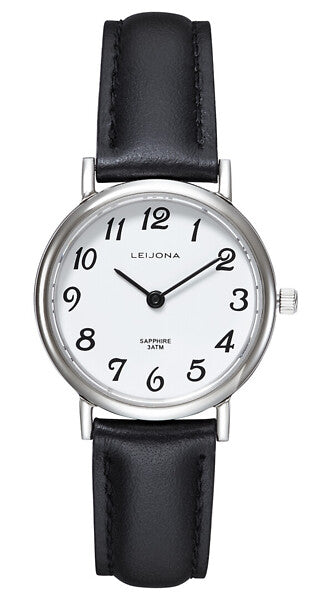 Leijona Legends Kiiminki 28 5120-1480 damklocka har en rund, vit urtavla med svarta numeriska index och visare. Ramen och boetten är silverfärgade. Remmen är en svart läderrem med svarta sömmar.