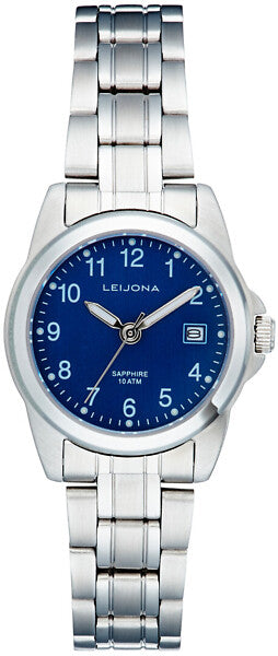 Leijona Classic Soisalo 5172-4052 damklocka har en rund, blå urtavla med datumvisning, ljusa index och självlysande visare. Boetten och remmen är silverfärgade.