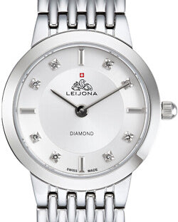 Elegantti sveitsiläinen Leijona Saana Swiss Made 5172-4608 -naistenrannekello kuvattuna suoraan edestä. Kellossa on hopeanharmaa teräsrunko, korumainen teräsranneke ja vaaleanharmaa kellotaulu kimaltelevilla kivi-indekseillä.