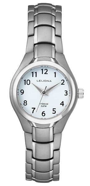 Leijona Legends Sauvo 5188-1607 damklocka har en rund, vit urtavla med svarta numeriska index och silverfärgade visare. Boetten och remmen är också silverfärgade.
