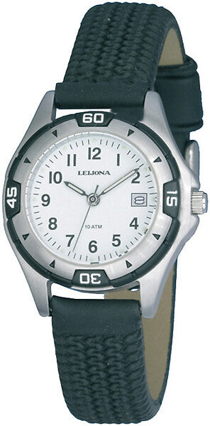 Leijona Kids Atlantis White 5223-317 barnklocka har en rund, vit urtavla med datumvisning och svarta numeriska index och självlysande visare. Ramen är silverfärgad med minutmarkeringar och svarta och vita detaljer. Boetten är silverfärgad och remmen är svart.