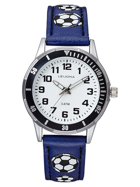 Leijona Junior Hat Trick 5223-797 barnklocka har en rund, vit urtavla med svarta numeriska index och självlysande visare. Ramen är svart med vita minutmarkeringar. Boetten är silverfärgad och remmen är blå och har ett fotbollsmönster.