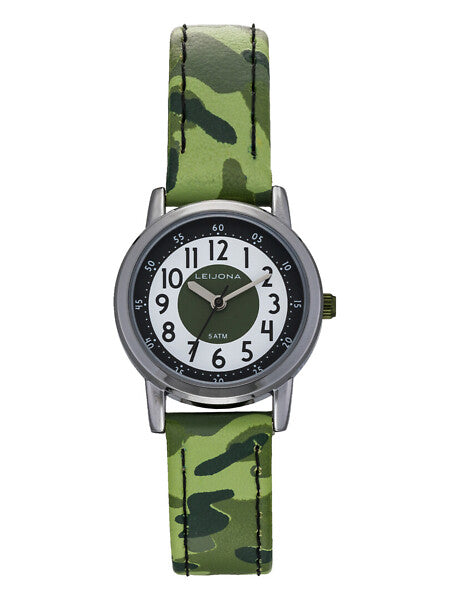 Leijona Kids Cameo 5223-853 barnklocka har en rund, vit urtavla med grönt i mitten och minutmarkeringar på kanten, numeriska index och silverfärgade visare. Boetten är silverfärgad och remmen är grön kamouflage.