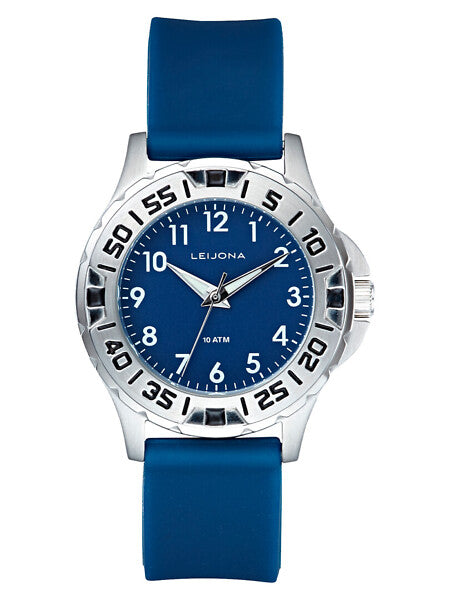 Leijona Junior Sport Nautic 5223-912 barnklocka har en rund, blå urtavla med vita numeriska index. Ramen är silverfärgad med minutmarkeringar. Boetten är silverfärgad och remmen är blå.