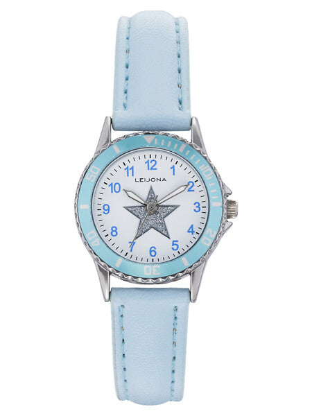 Leijona Kids Shiny Star Baby Blue 5323-830 barnklocka har en rund, vit urtavla med silverfärgad stjärna i mitten, blåa numeriska index och silverfärgade visare. Ramen är ljusblå med minutmarkeringar. Boetten är silverfärgad och remmen är ljusblå.