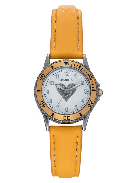 Leijona Kids Shiny Heart 5323-899 barnklocka har en rund, vit urtavla med silverfärgad hjärta i mitten och silverfärgade numeriska index och visare. Ramen är gul med minutmarkeringar. Boetten är silverfärgad och remmen gul.