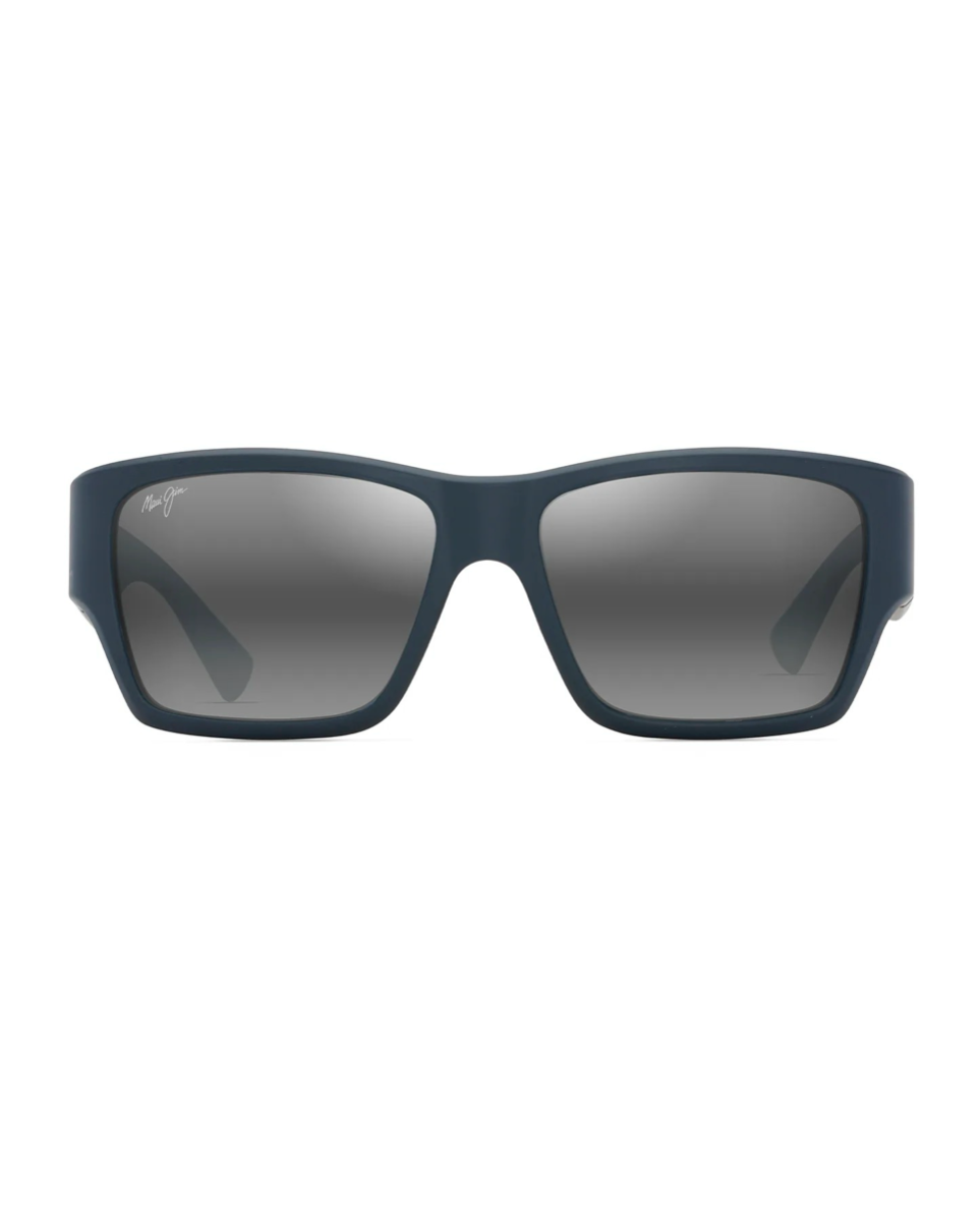 Modernit neliskulmaiset Maui Jim Kaʻolu -aurinkolasit suoraan edestä katsottuna. Mattasininen kokokehys, tyylikäs satulasilta ja tummanharmaat linssit.